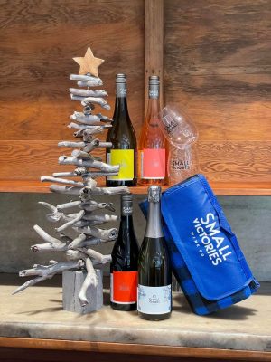 wine picnic pack wine gift ideas Australia includes Sparkling wine, Vermentino, Rose, Sangiovese, picnic blanket and picnic wine glasses
